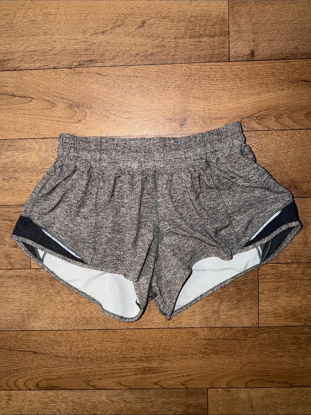 Lululemon Size 6 Reg Hotty Hot Short II *2.5"
Heather Lux Multi Black Fitness